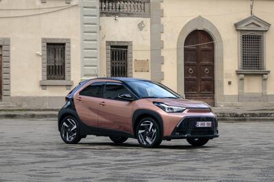 Toyota Aygo X Hybrid: con lei, andrete poche volte dal benzinaio (e il portafoglio vi ringrazia)