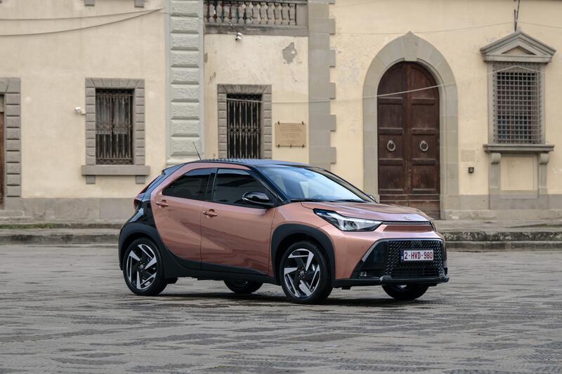 Toyota Aygo X Hybrid: con lei, andrete poche volte dal benzinaio (e il portafoglio vi ringrazia)