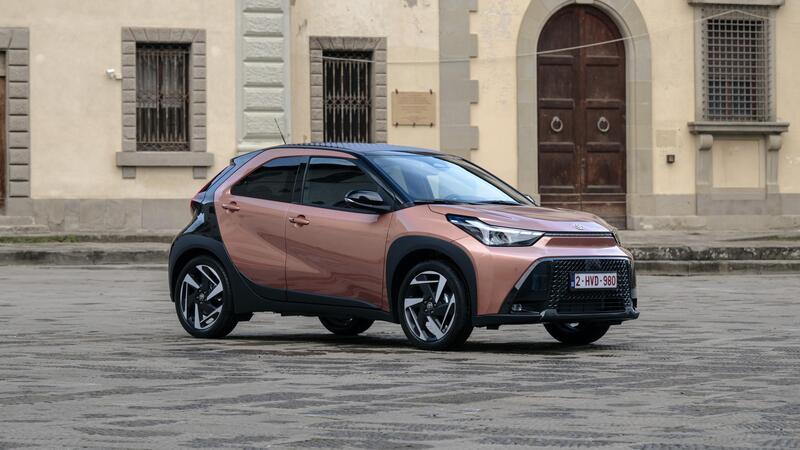 Toyota Aygo X Hybrid: con lei, andrete poche volte dal benzinaio (e il portafoglio vi ringrazia)