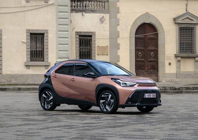 Toyota Aygo X Hybrid: con lei, andrete poche volte dal benzinaio (e il portafoglio vi ringrazia)