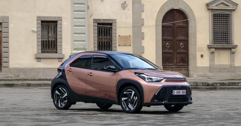 Toyota Aygo X Hybrid: con lei, andrete poche volte dal benzinaio (e il portafoglio vi ringrazia)