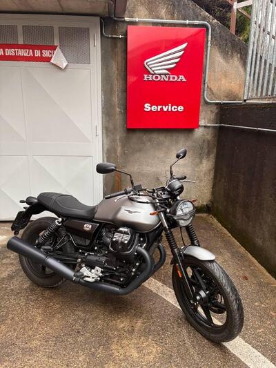 Moto Guzzi V7 Stone (2021 - 24) usata