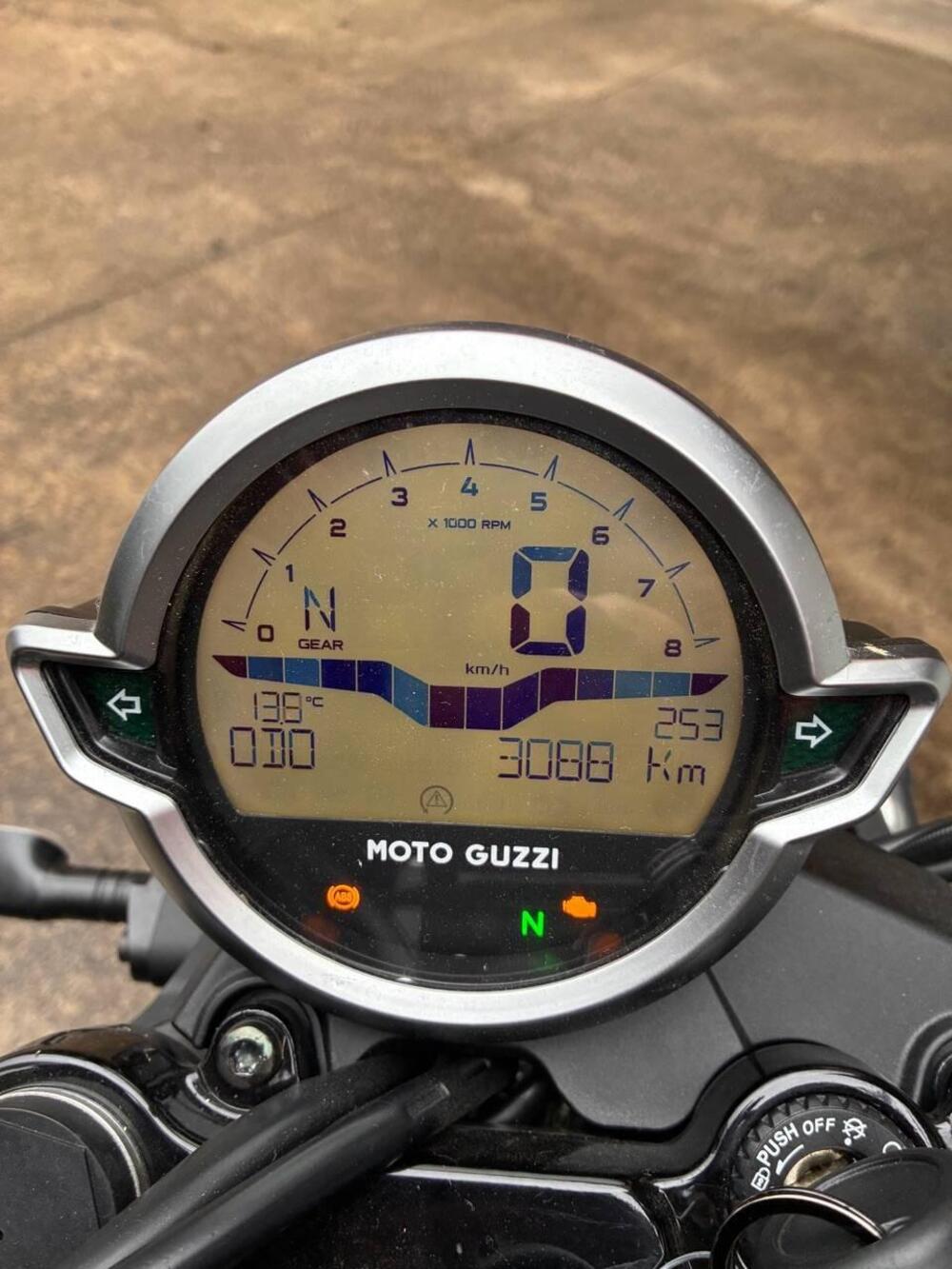 Moto Guzzi V7 Stone (2021 - 24) (3)