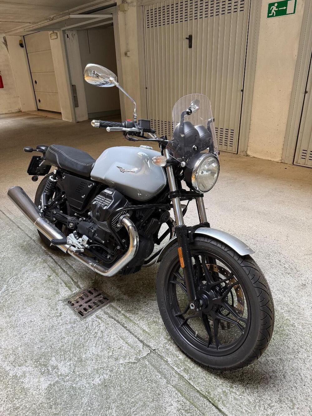 Moto Guzzi V7 III Milano (2018 - 20) (2)