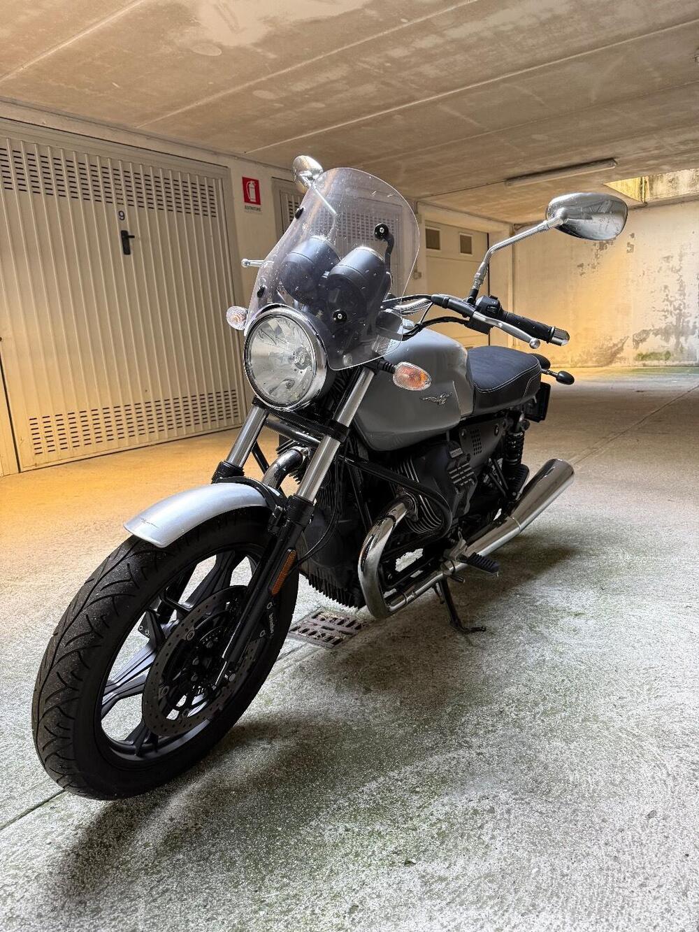 Moto Guzzi V7 III Milano (2018 - 20) (3)