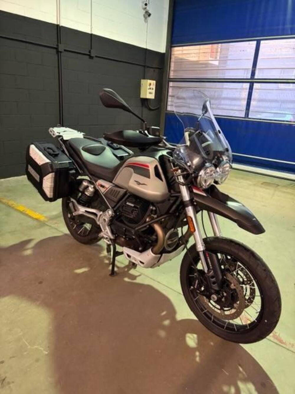 Moto Guzzi V85 TT Travel (2021 - 23) (2)