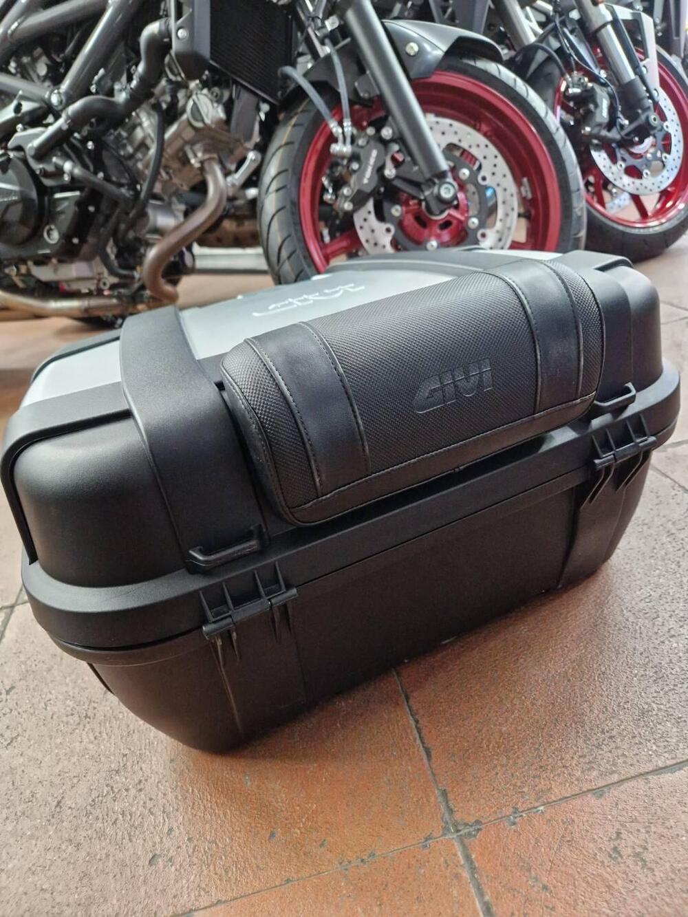 Bauletto GIVI 52L + Piastra Monokey in alluminio (2)
