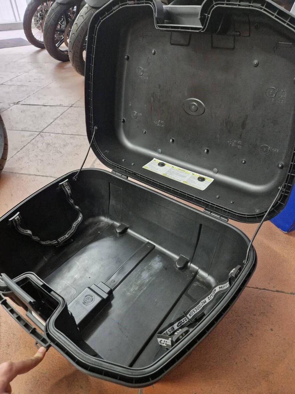 Bauletto GIVI 52L + Piastra Monokey in alluminio (3)