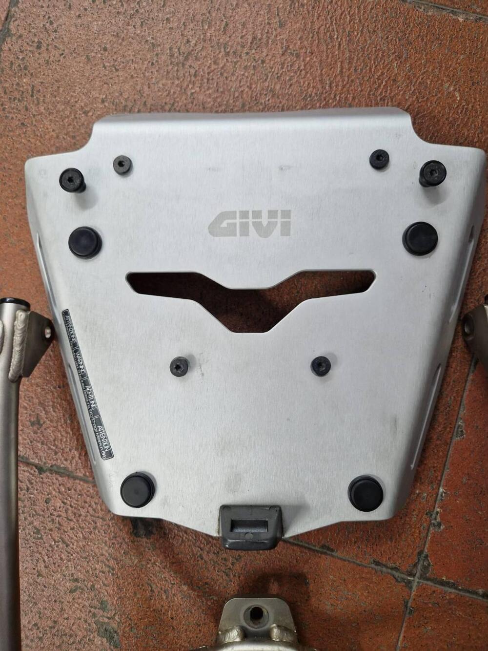 Bauletto GIVI 52L + Piastra Monokey in alluminio (4)