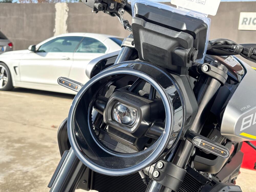 Husqvarna Svartpilen 801 L (2025) (4)