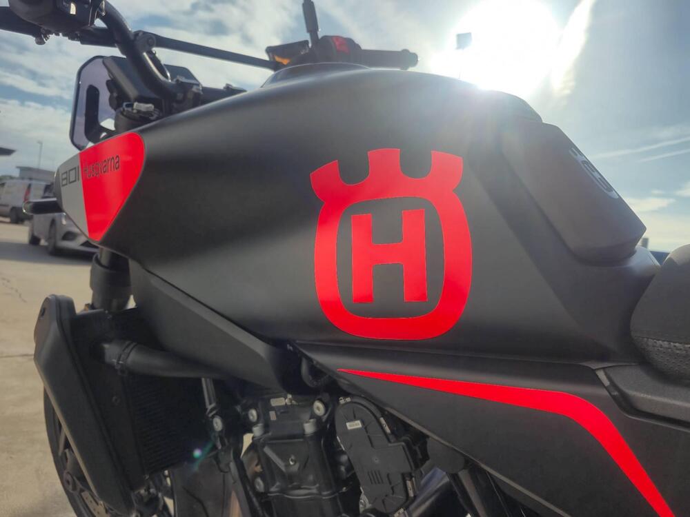 Husqvarna Svartpilen 801 (2024 - 25) (11)