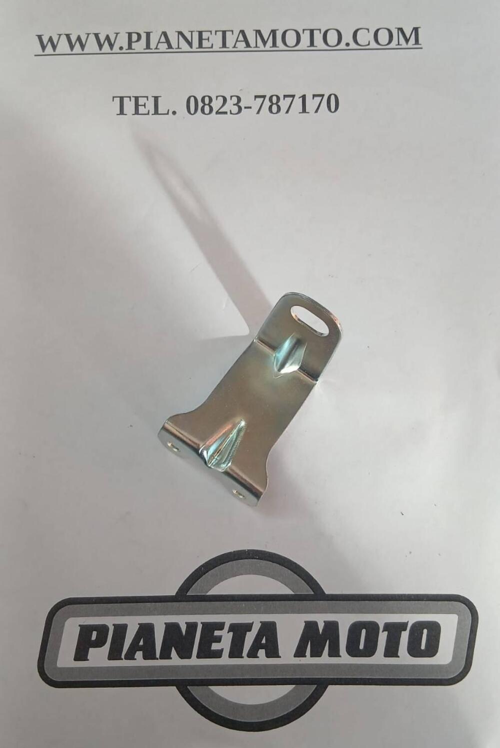 AP8132755 PIATTO SUPPORTO CARENA DESTRO Aprilia