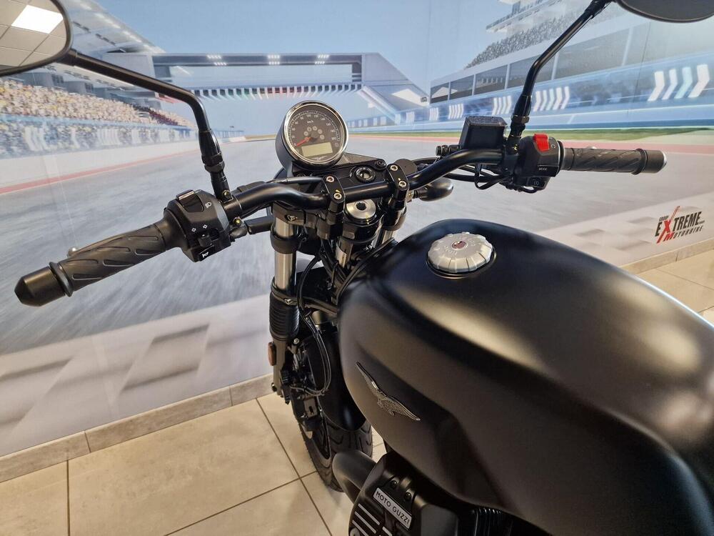 Moto Guzzi V7 III Stone (2017 - 20) (5)