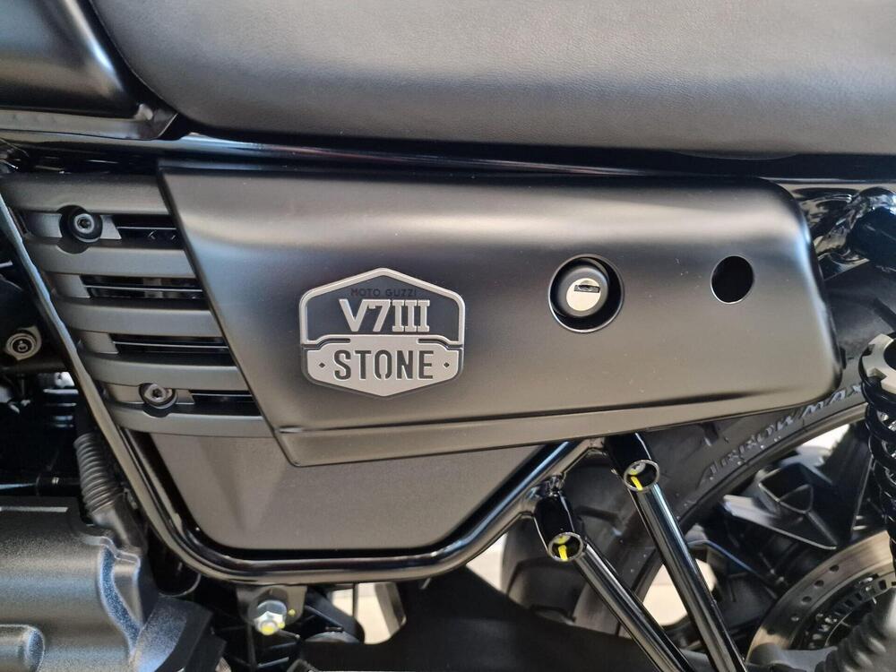 Moto Guzzi V7 III Stone (2017 - 20) (8)