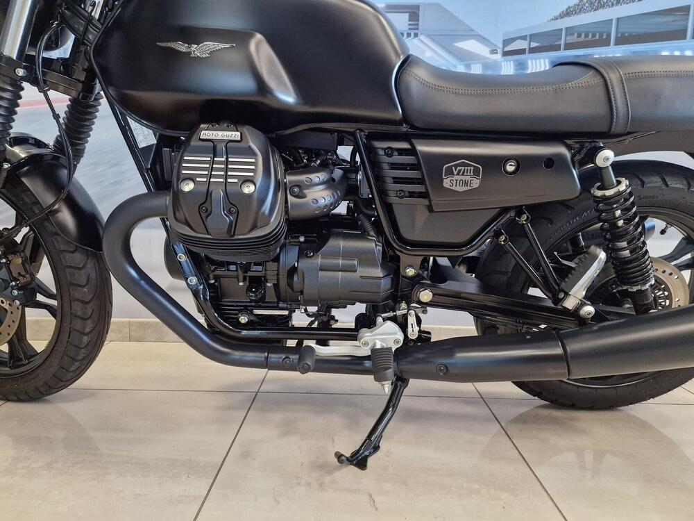 Moto Guzzi V7 III Stone (2017 - 20) (10)