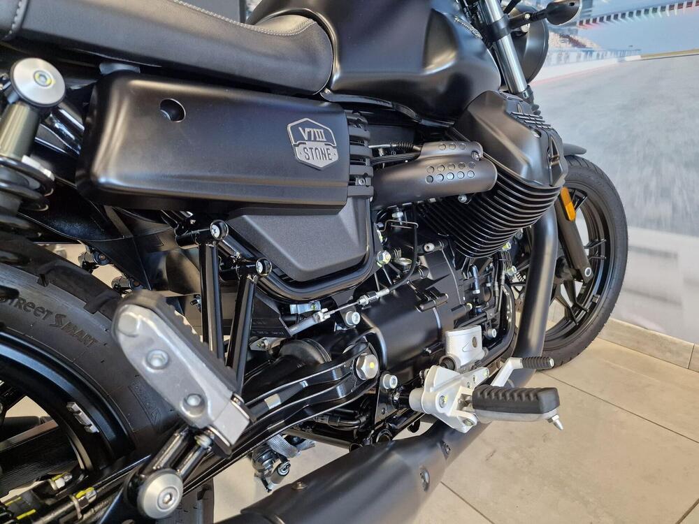 Moto Guzzi V7 III Stone (2017 - 20) (14)
