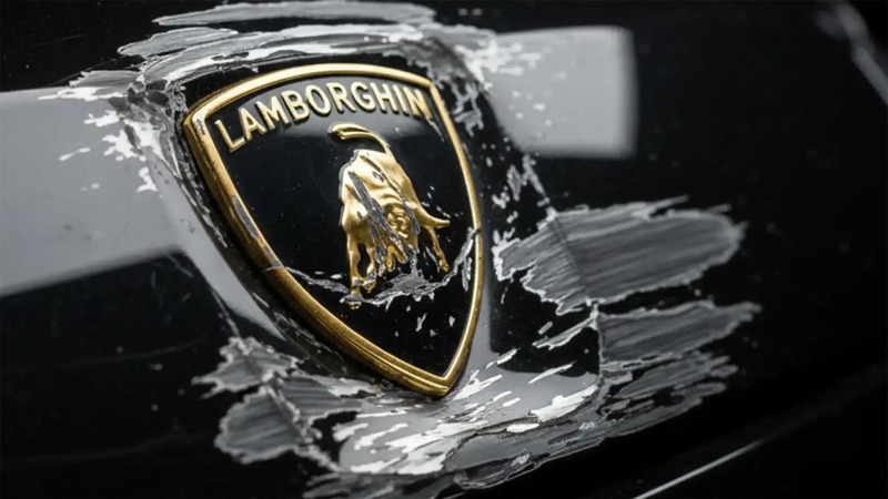 Lamborghini Urus coinvolta in un grave incidente sulla A8: traffico fermo e dei danni a sei cifre