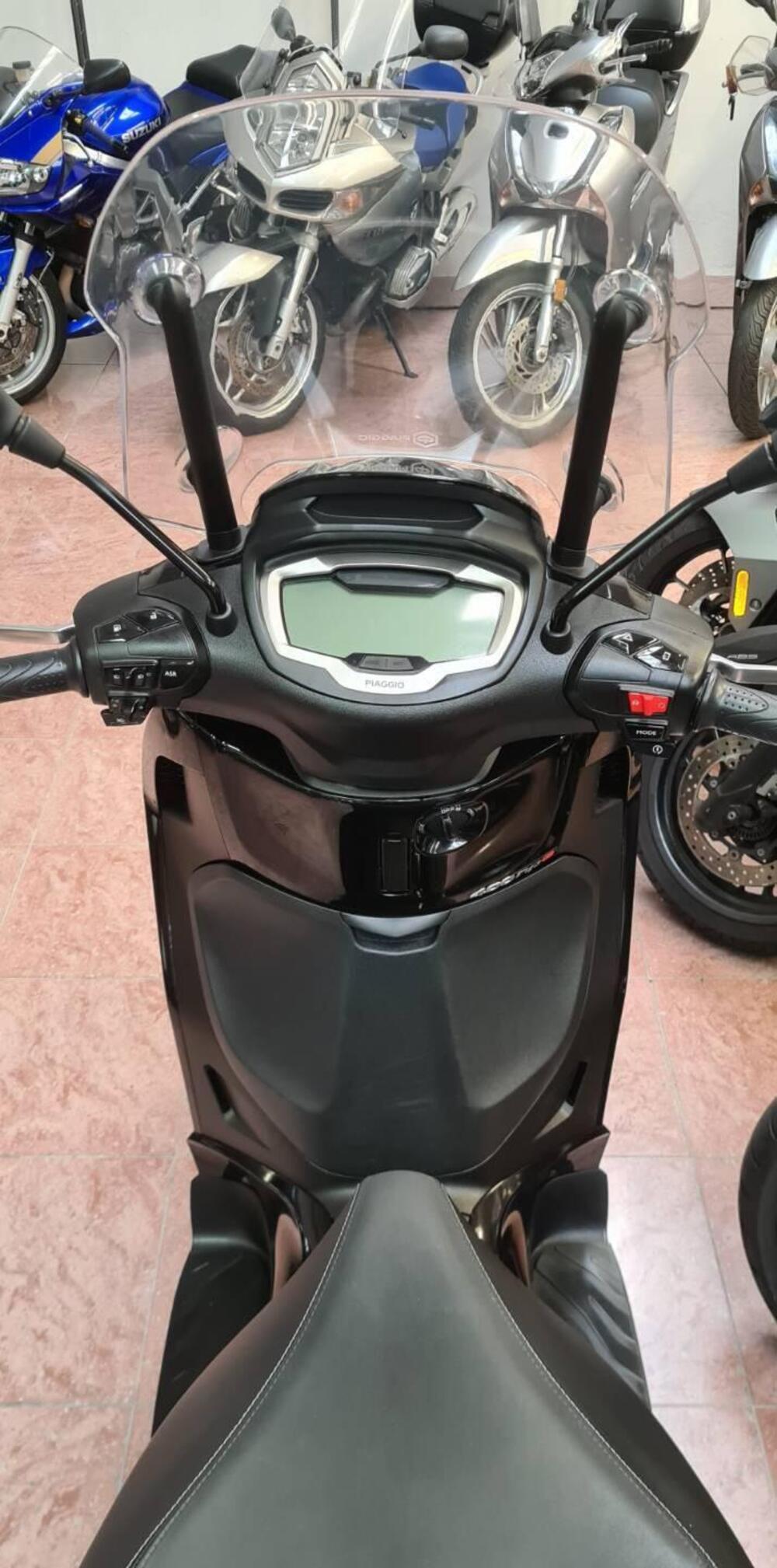 Piaggio Beverly 400 ABS-ASR (2021 - 24) (4)