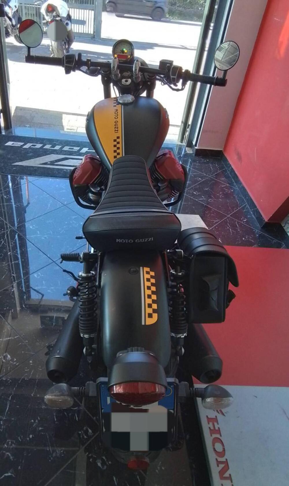 Moto Guzzi V9 Bobber (2016 - 18) (3)