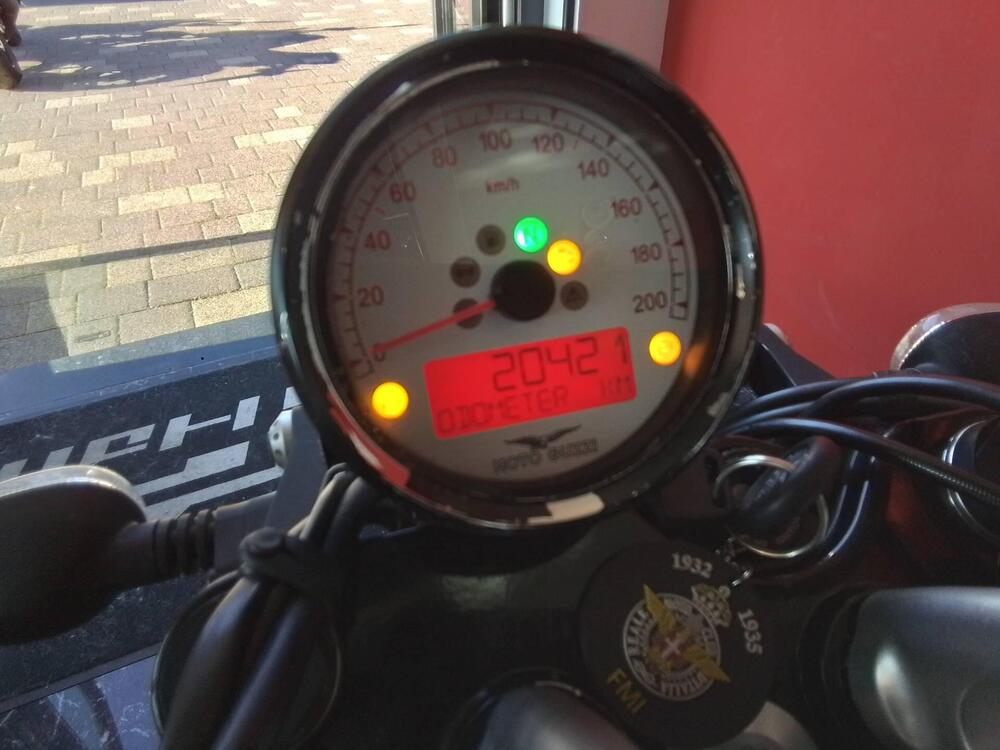 Moto Guzzi V9 Bobber (2016 - 18) (4)