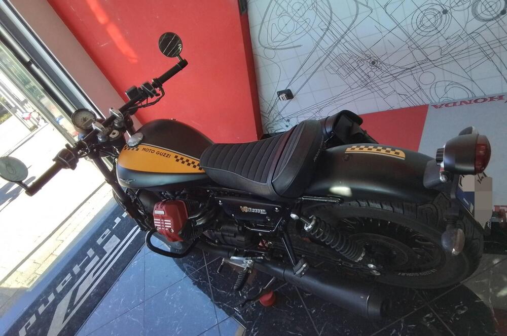 Moto Guzzi V9 Bobber (2016 - 18) (7)
