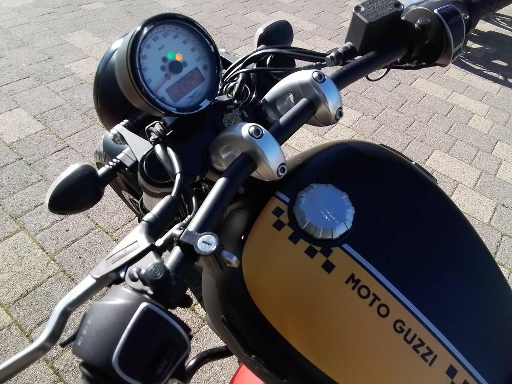 Moto Guzzi V9 Bobber (2016 - 18) (11)