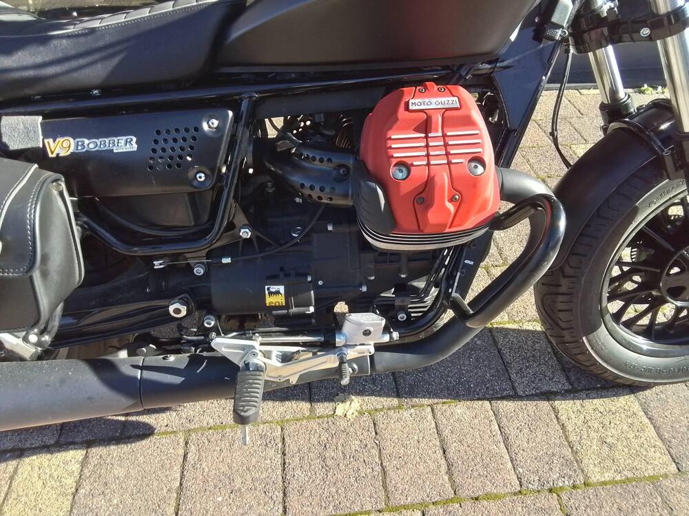 Moto Guzzi V9 Bobber (2016 - 18) (15)