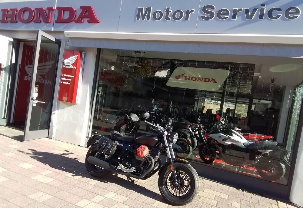 Moto Guzzi V9 Bobber (2016 - 18) (17)