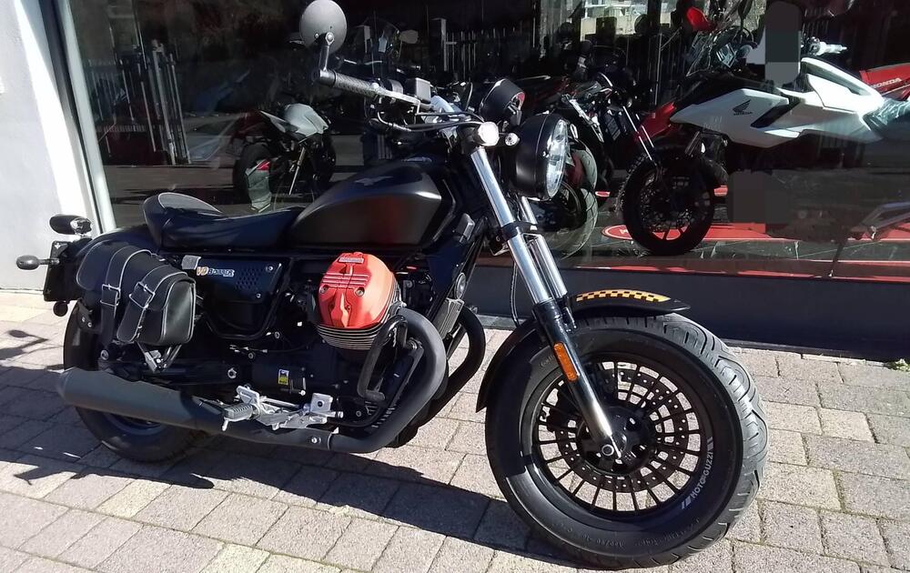Moto Guzzi V9 Bobber (2016 - 18) (18)