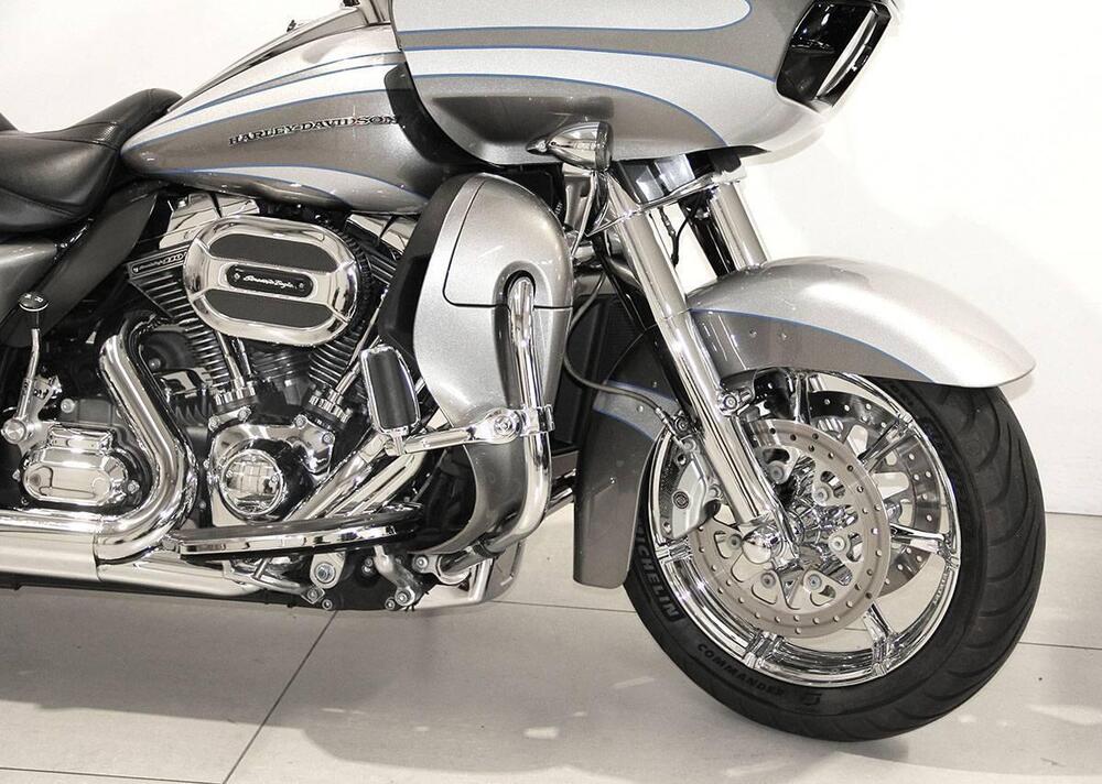 Harley-Davidson 1800 Road Glide Ultra (2014 - 16) - FLTRUSE (2)