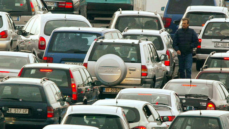 Esodo di Natale, al via il grande traffico: 3,5 milioni di veicoli in pi&ugrave; sulle strade 