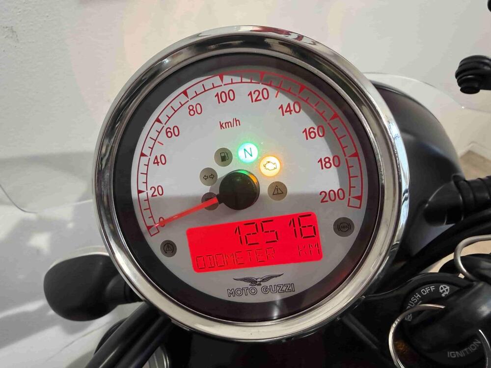 Moto Guzzi V9 Bobber (2018 - 20) (7)