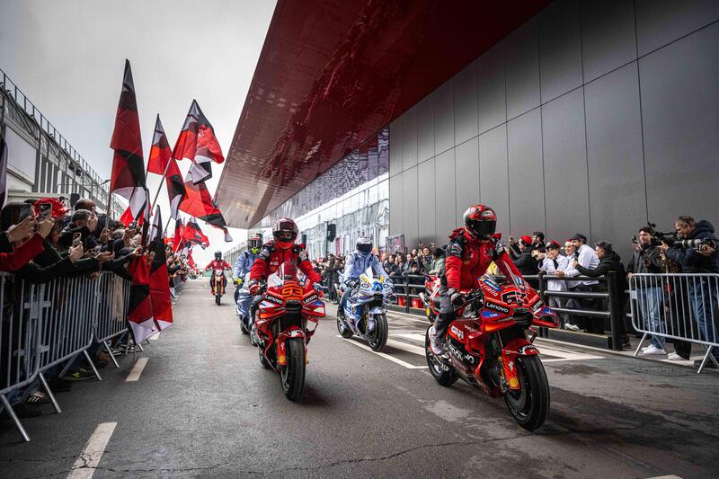 MotoGP 2025. Le MotoGP corrono dentro l'azienda di Borgo Panigale: cos&igrave; Ducati ha festeggiato i suoi campioni [VIDEO]