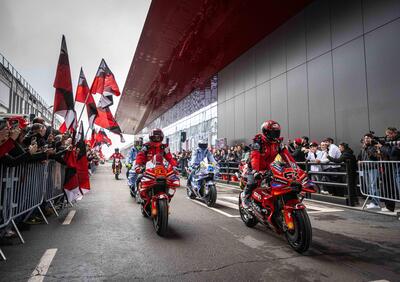MotoGP 2025. Le MotoGP corrono dentro l'azienda di Borgo Panigale: così Ducati ha festeggiato i suoi campioni [VIDEO]