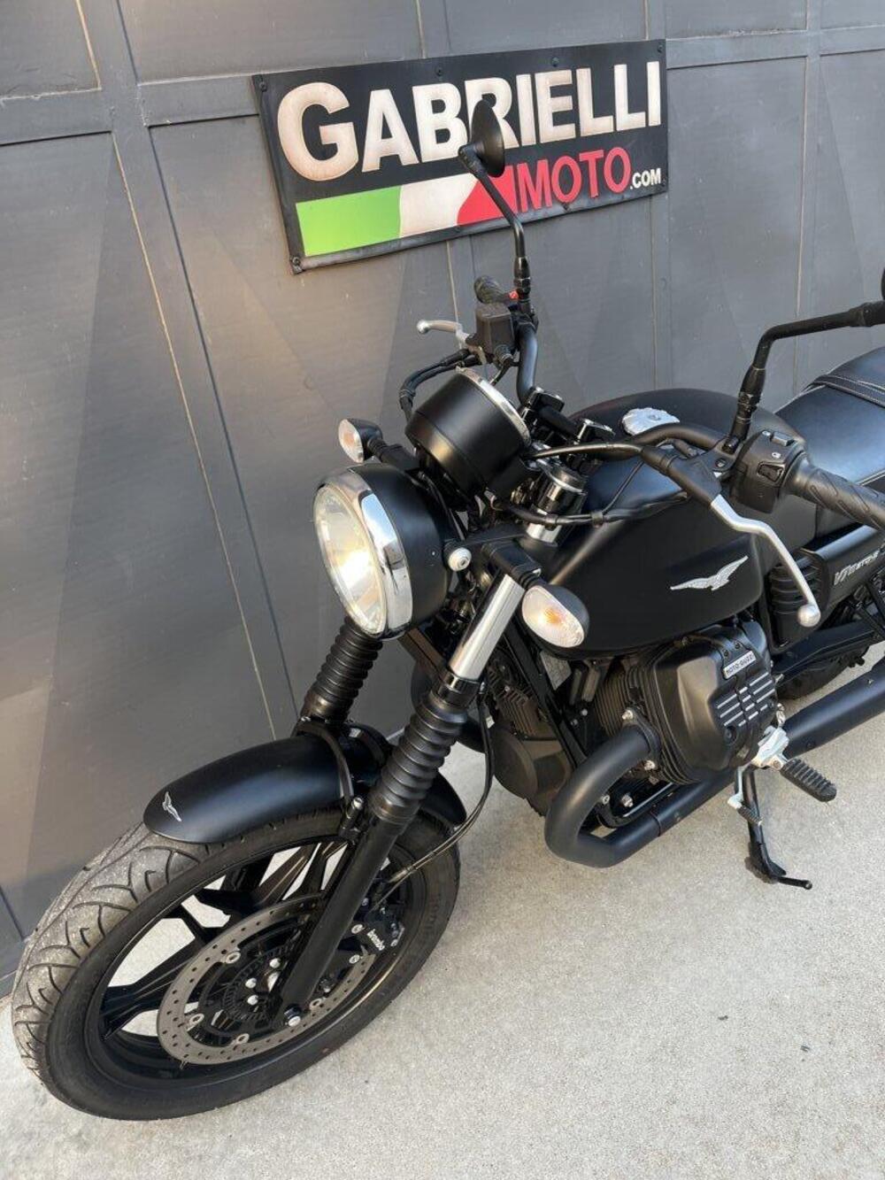 Moto Guzzi V7 III Stone (2017 - 20) (2)