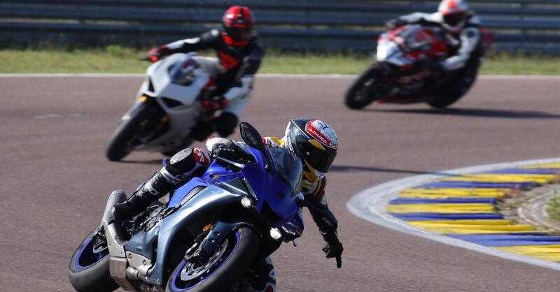 Natale 2025, idee regalo per motociclisti, 21 dicembre: un corso in pista Pedersoli Riding School