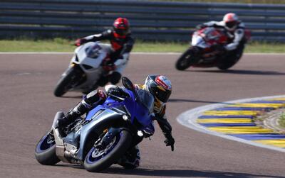 Natale 2025, idee regalo per motociclisti, 21 dicembre: un corso in pista Pedersoli Riding School