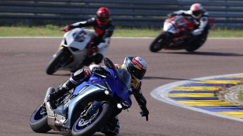 Natale 2025, idee regalo per motociclisti, 21 dicembre: un corso in pista Pedersoli Riding School