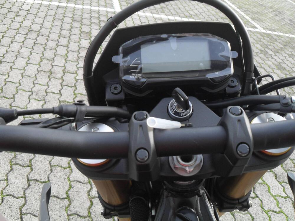 Suzuki DR-Z4S (2025) (4)