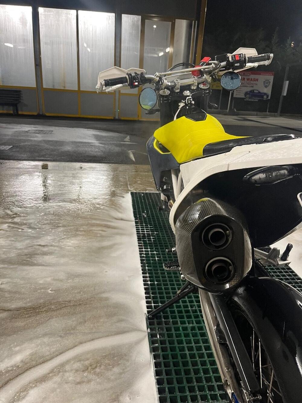 Husqvarna 701 Supermoto (2017 - 19) (4)