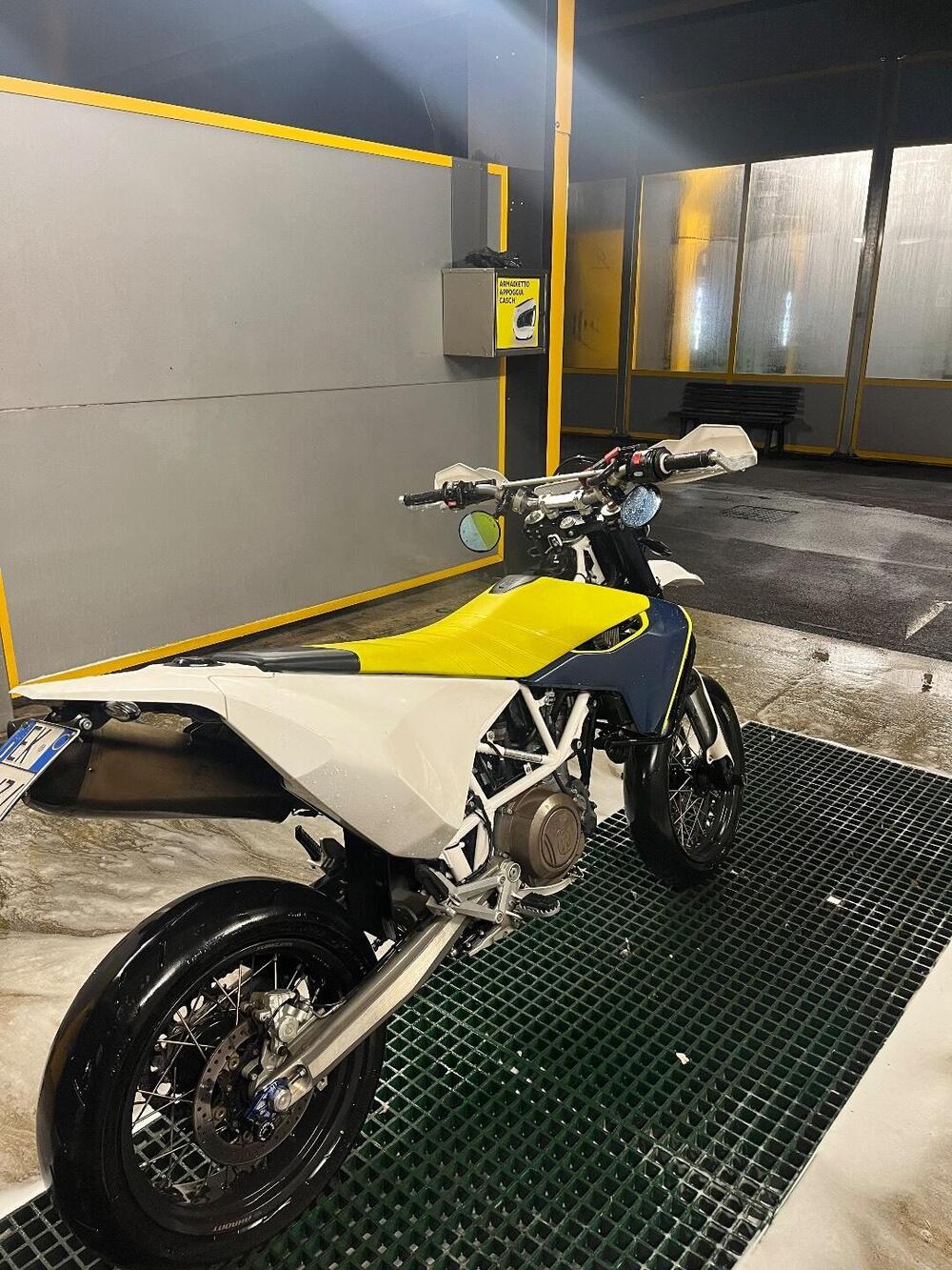 Husqvarna 701 Supermoto (2017 - 19) (5)