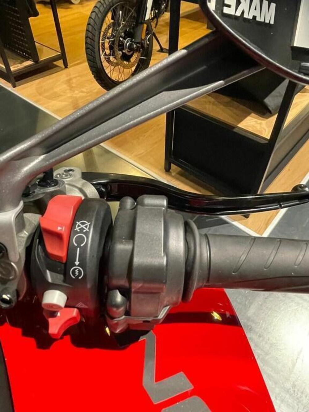 Ducati Monster 937 (2021 - 25) (4)