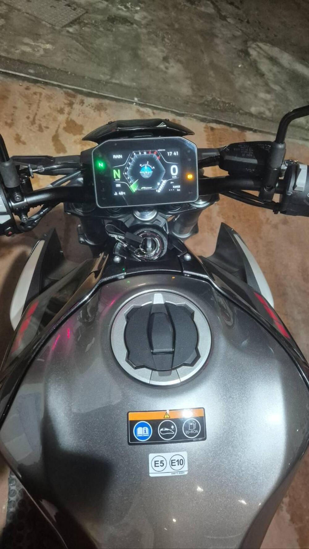 Kawasaki Z 900 (2025 - 26) (11)