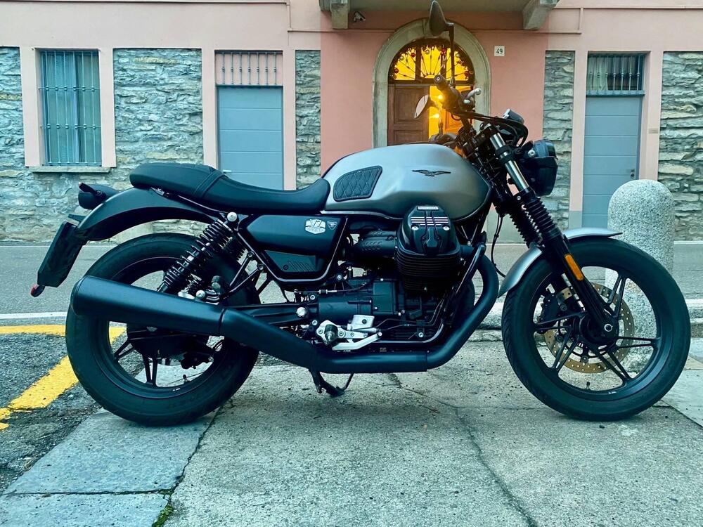 Moto Guzzi V7 Stone (2021 - 24) (3)