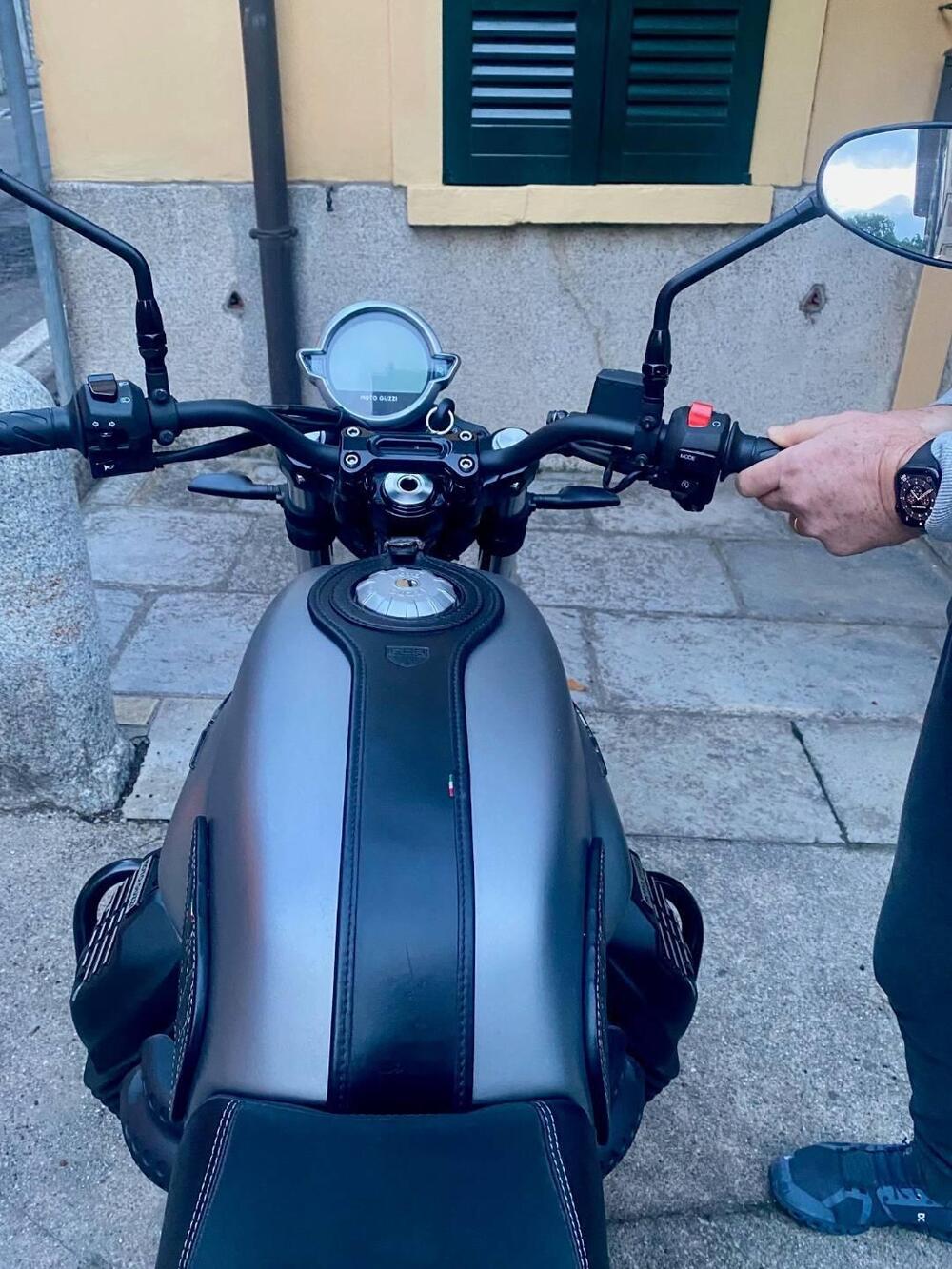 Moto Guzzi V7 Stone (2021 - 24) (5)