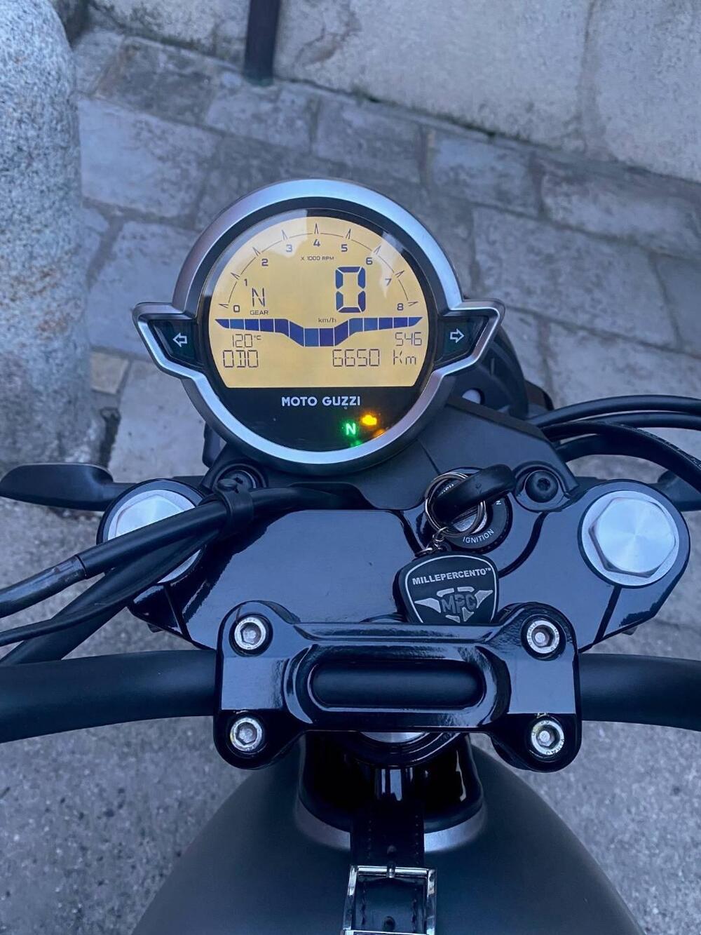Moto Guzzi V7 Stone (2021 - 24) (6)