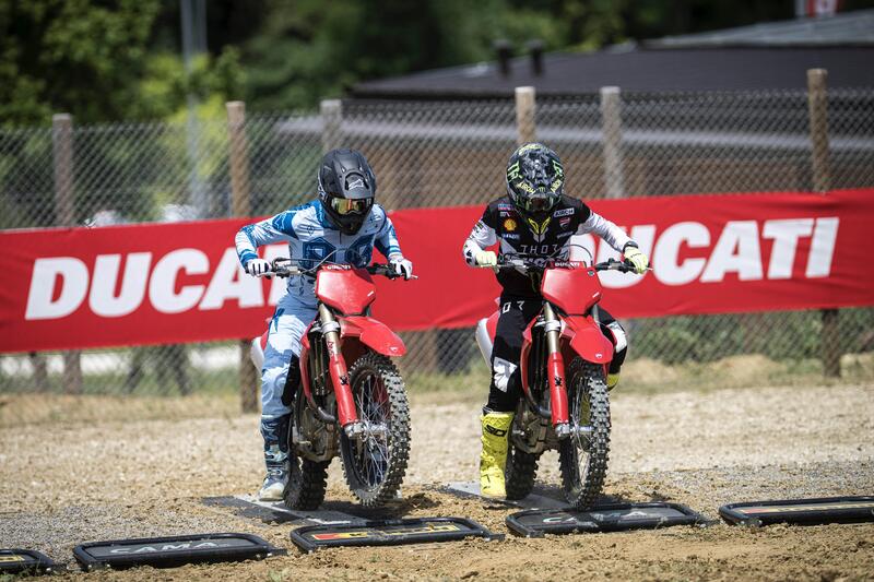 Alla presentazione della Ducati Desmo450 MX siamo partiti gomito a gomito con IL RE Antonio Cairoli