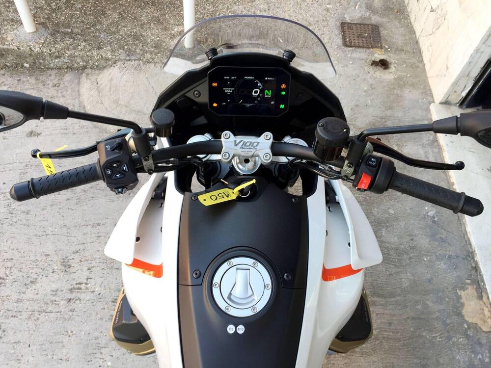 Moto Guzzi V100 Mandello (2022 - 24) (10)