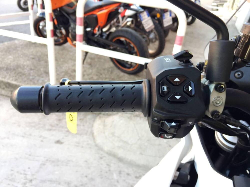 Moto Guzzi V100 Mandello (2022 - 24) (12)