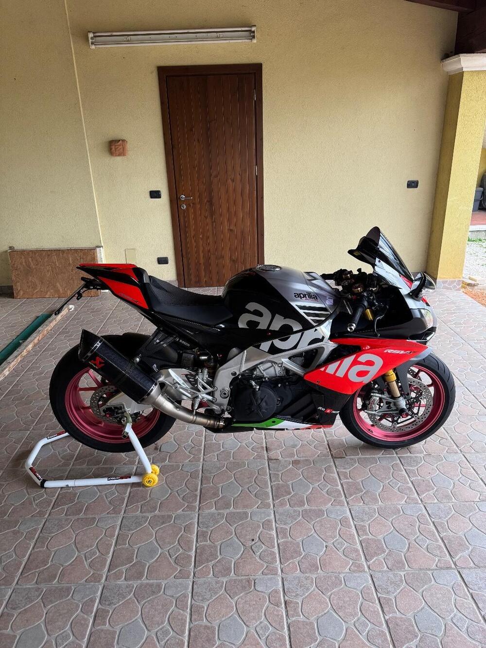 Aprilia RSV4 RF (2017 - 19) (2)